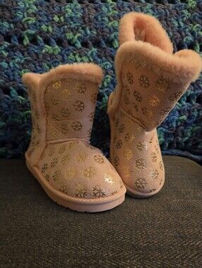 Girl's Pink Ugg-like Boots
